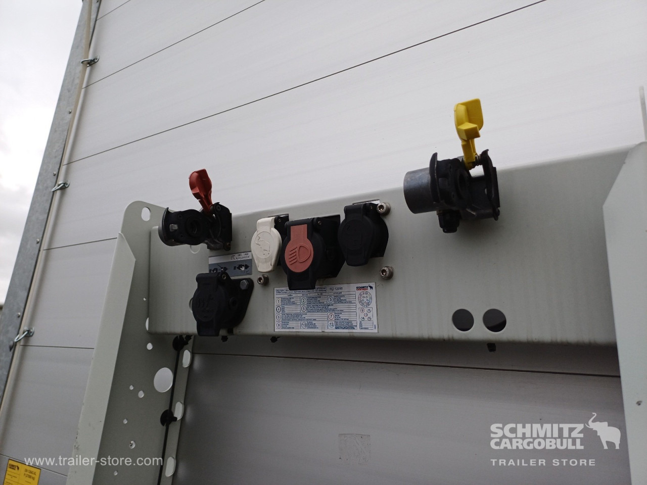 SCHMITZ Auflieger Curtainsider Standard - 侧帘半拖车:图2 SCHMITZ Auflieger Curtainsider Standard - 侧帘半拖车:图2