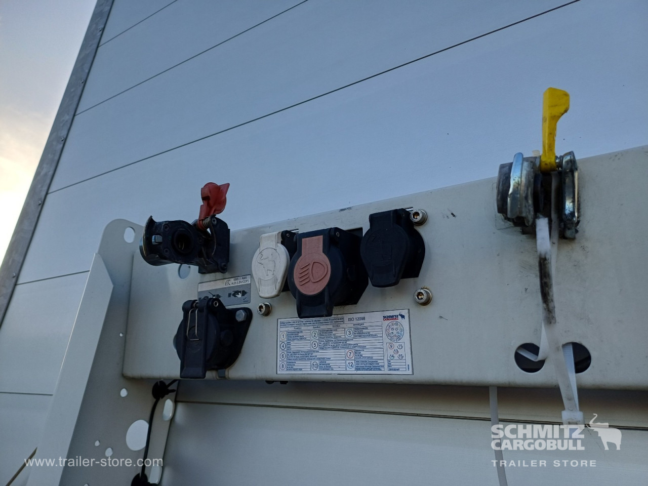 SCHMITZ Auflieger Curtainsider Standard - 侧帘半拖车:图2 SCHMITZ Auflieger Curtainsider Standard - 侧帘半拖车:图2