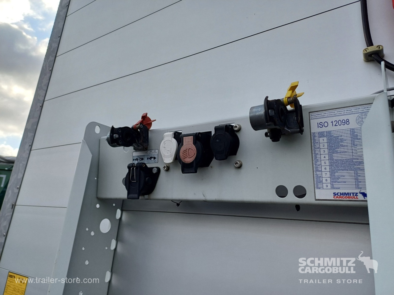 SCHMITZ Auflieger Curtainsider Standard - 侧帘半拖车:图2 SCHMITZ Auflieger Curtainsider Standard - 侧帘半拖车:图2