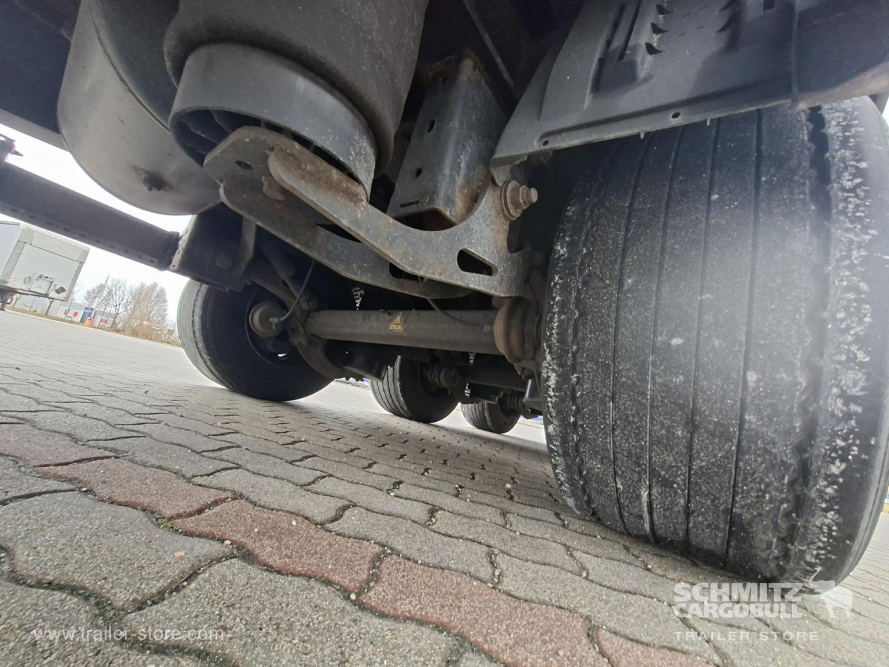 KRONE Curtainsider Mega - 侧帘半拖车:图4 KRONE Curtainsider Mega - 侧帘半拖车:图4