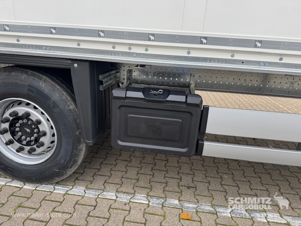 SCHMITZ Oplegger Kasten Standard Taillift - 封闭厢式半拖车:图2 SCHMITZ Oplegger Kasten Standard Taillift - 封闭厢式半拖车:图2