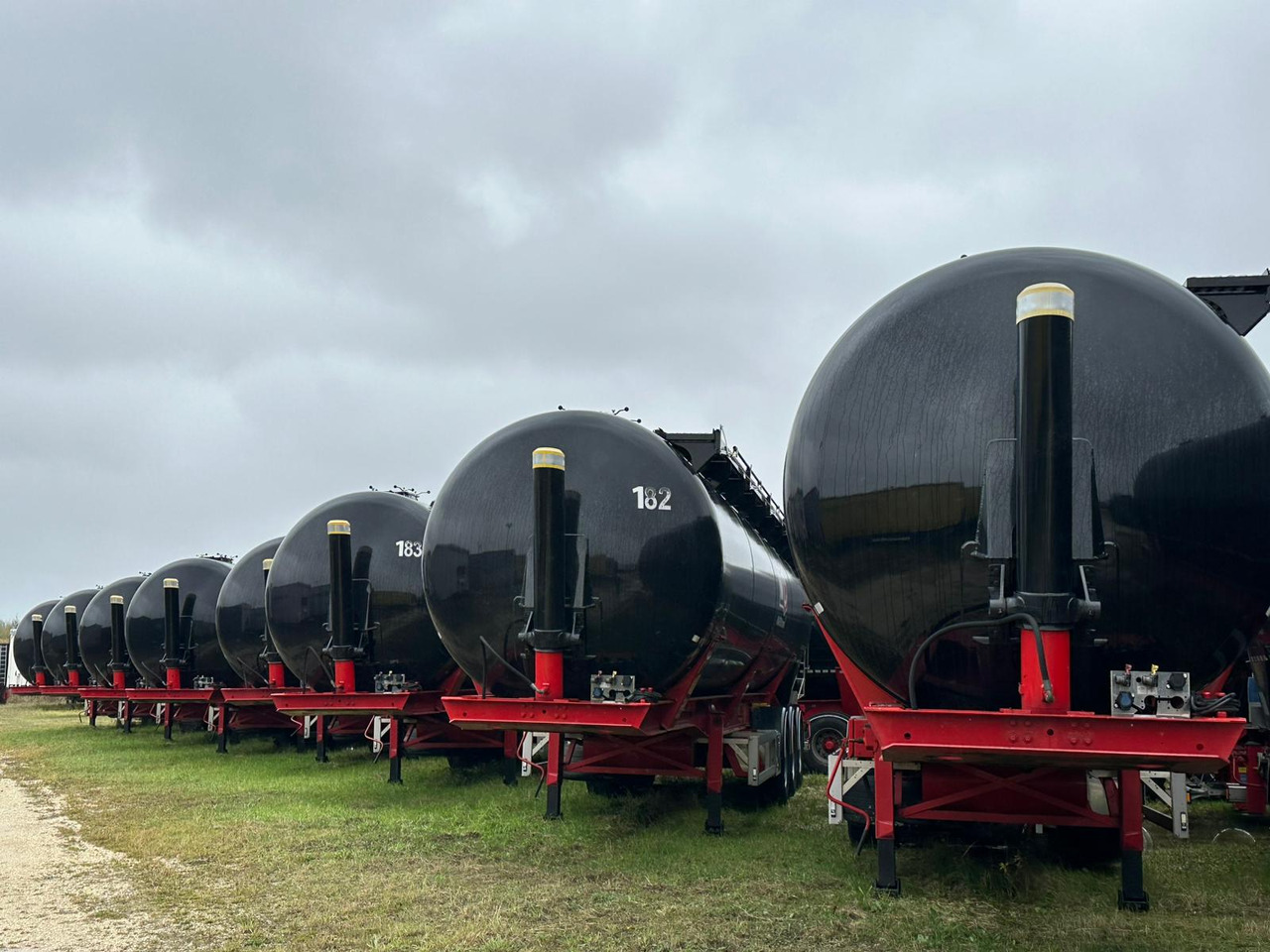 FELDBINDER 334C 15 A-1-1-40 Silo tank / 66 m3 / 2022 / 20 units - 筒仓拖车:图2 FELDBINDER 334C 15 A-1-1-40 Silo tank / 66 m3 / 2022 / 20 units - 筒仓拖车:图2