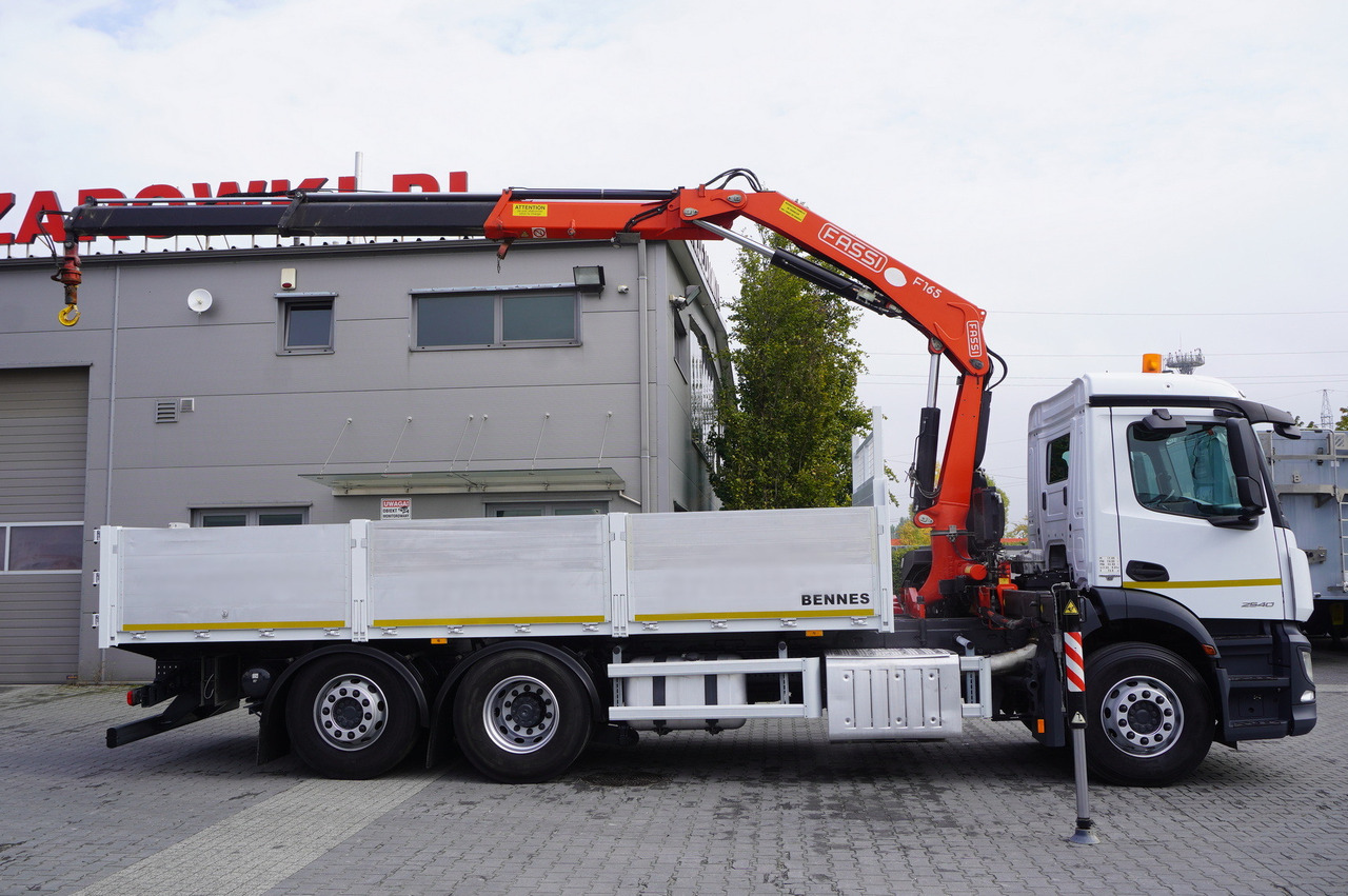 MERCEDES-BENZ Antos 2540 / Flatbed 15 EPAL / Fassi F165 / 6.1 t / 8 m reach / remote control / rotator / 1600 MTH / steered axle - 起重车:图2 MERCEDES-BENZ Antos 2540 / Flatbed 15 EPAL / Fassi F165 / 6.1 t / 8 m reach / remote control / rotator / 1600 MTH / steered axle - 起重车:图2