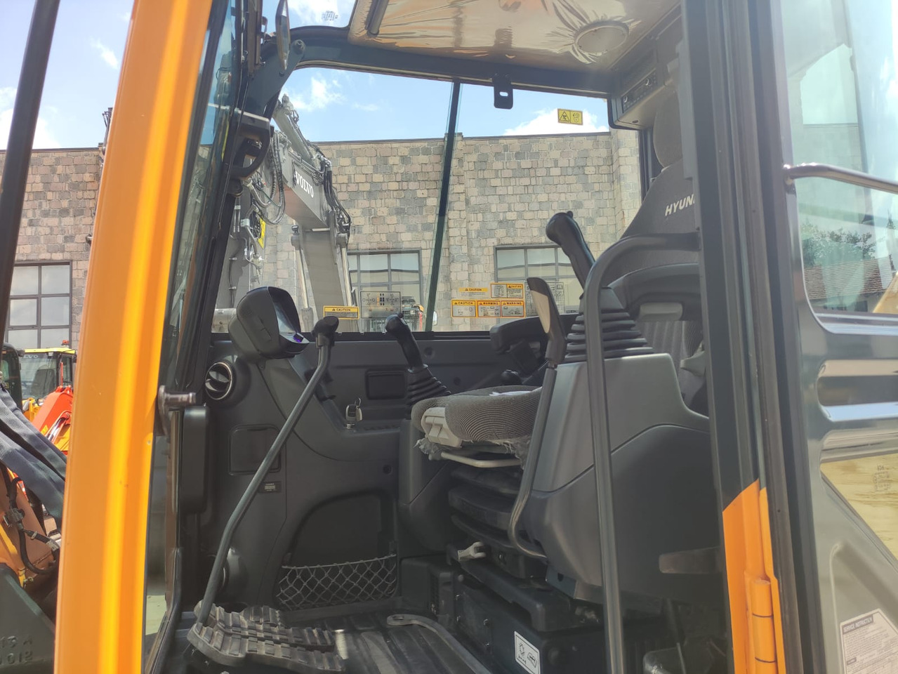 HYUNDAI R60CR-9A - 小型挖掘机:图5 HYUNDAI R60CR-9A - 小型挖掘机:图5