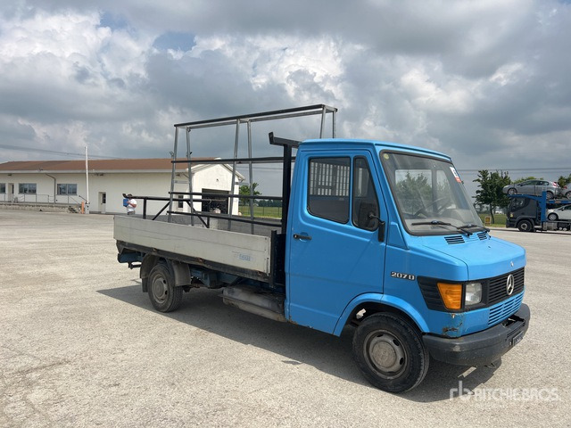 1980 Mercedes-Benz 207D Flatbed Truck - 栏板式/ 平板卡车:图3 1980 Mercedes-Benz 207D Flatbed Truck - 栏板式/ 平板卡车:图3