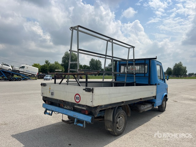 1980 Mercedes-Benz 207D Flatbed Truck - 栏板式/ 平板卡车:图2 1980 Mercedes-Benz 207D Flatbed Truck - 栏板式/ 平板卡车:图2