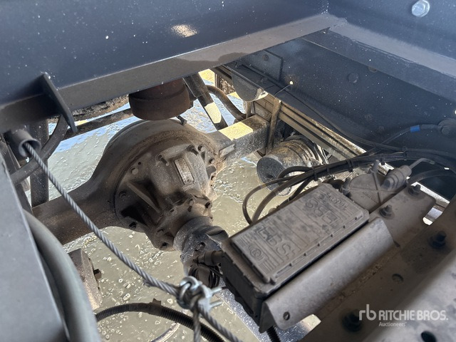 2010 Renault Midlum 220.08 1981 C.O.M.A. C330B on 4x2 Dump Truck with Crane - 翻斗车:图5 2010 Renault Midlum 220.08 1981 C.O.M.A. C330B on 4x2 Dump Truck with Crane - 翻斗车:图5