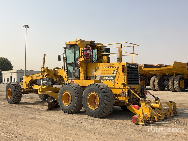 2011 Komatsu GD825A-2 - 平路机:图3 2011 Komatsu GD825A-2 - 平路机:图3
