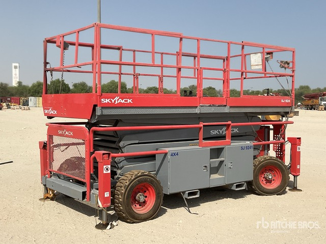 2012 Skyjack SJ9241 4x4 Diesel Scissor Lift - 剪式升降机:图3 2012 Skyjack SJ9241 4x4 Diesel Scissor Lift - 剪式升降机:图3