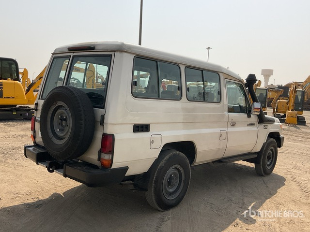 2013 Toyota Land Cruiser 78L 4x4 SUV - 越野车:图3 2013 Toyota Land Cruiser 78L 4x4 SUV - 越野车:图3