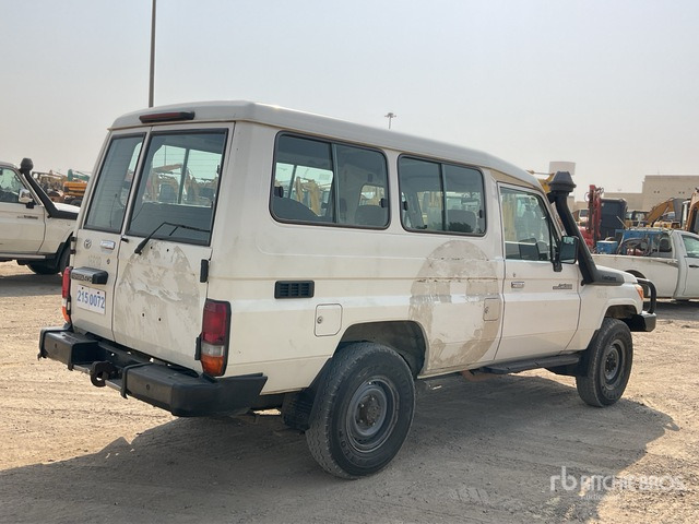 2014 Toyota Land Cruiser 78L 4x4 SUV - 越野车:图3 2014 Toyota Land Cruiser 78L 4x4 SUV - 越野车:图3
