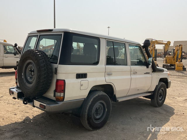 2014 Toyota Land Cruiser LX 76L 4x4 SUV - 越野车:图3 2014 Toyota Land Cruiser LX 76L 4x4 SUV - 越野车:图3