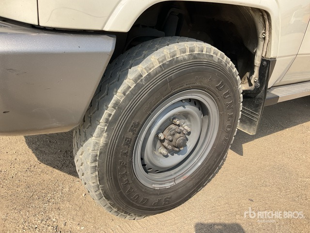 2014 Toyota Land Cruiser LX 76L 4x4 SUV - 越野车:图5 2014 Toyota Land Cruiser LX 76L 4x4 SUV - 越野车:图5