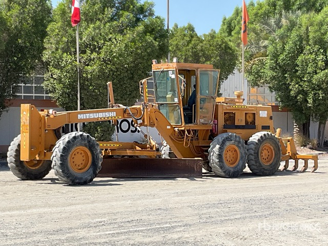 Mitsubishi MG730 Motor Grader - 甩刀式割草机/ 表土疏松机:图2 Mitsubishi MG730 Motor Grader - 甩刀式割草机/ 表土疏松机:图2