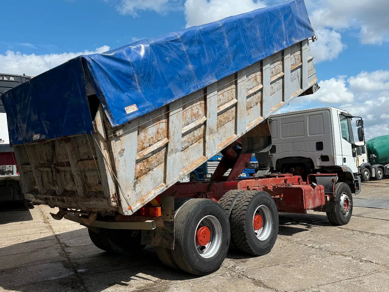 Iveco Eurotrakker 380 E34 6X4 Tipper Spring/Spring Eur - 翻斗车:图4 Iveco Eurotrakker 380 E34 6X4 Tipper Spring/Spring Eur - 翻斗车:图4