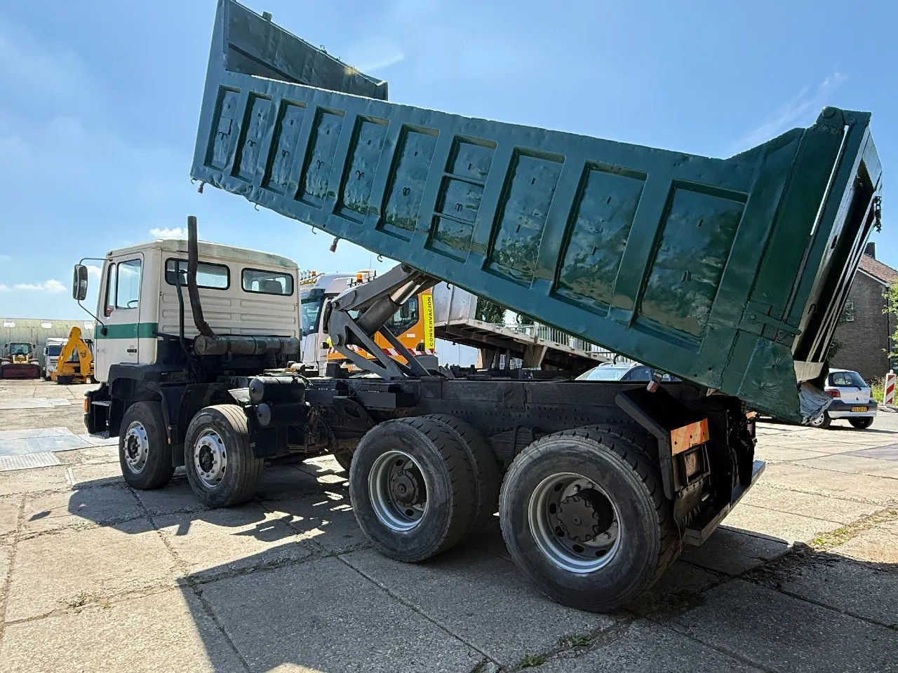 MAN 35.372 8X4 Tipper Spring/Spring ZF Manual Gear E - 翻斗车:图3 MAN 35.372 8X4 Tipper Spring/Spring ZF Manual Gear E - 翻斗车:图3