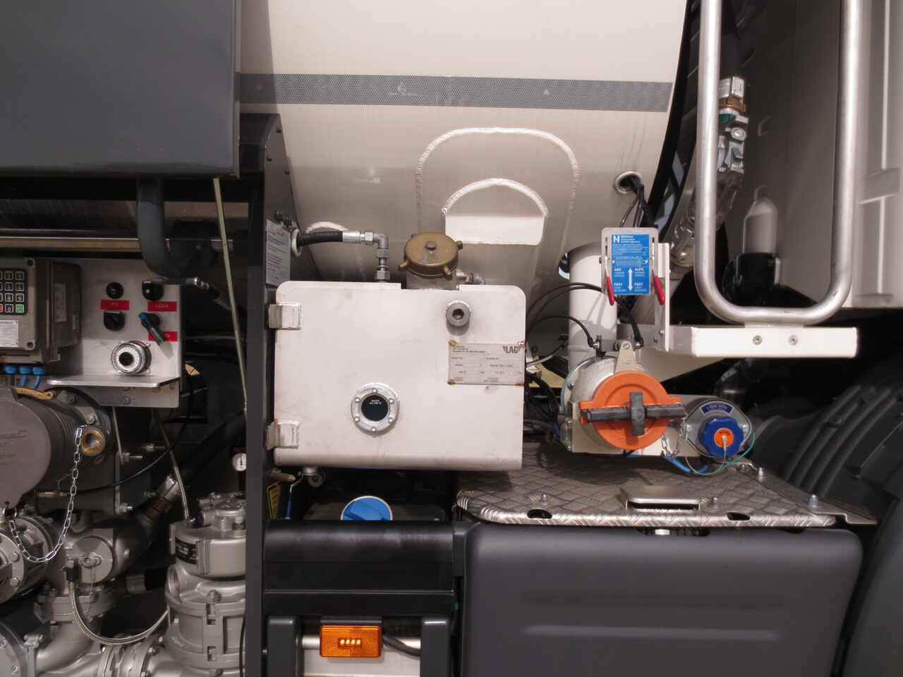 SCANIA G370 - 罐车:图2 SCANIA G370 - 罐车:图2