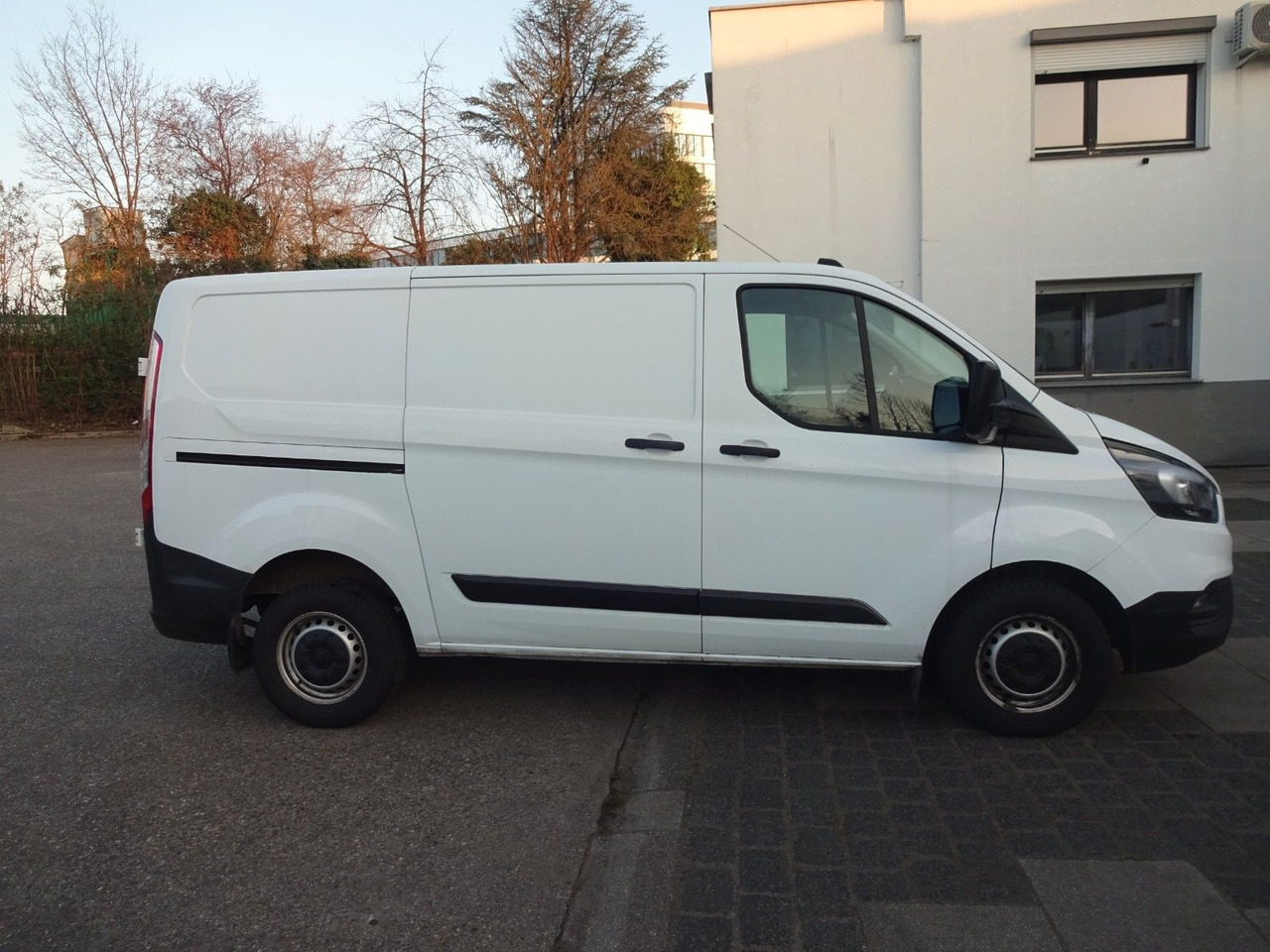 Ford Transit Custom Kasten 280 L1H1, PDC - 无侧窗厢式货车:图4 Ford Transit Custom Kasten 280 L1H1, PDC - 无侧窗厢式货车:图4