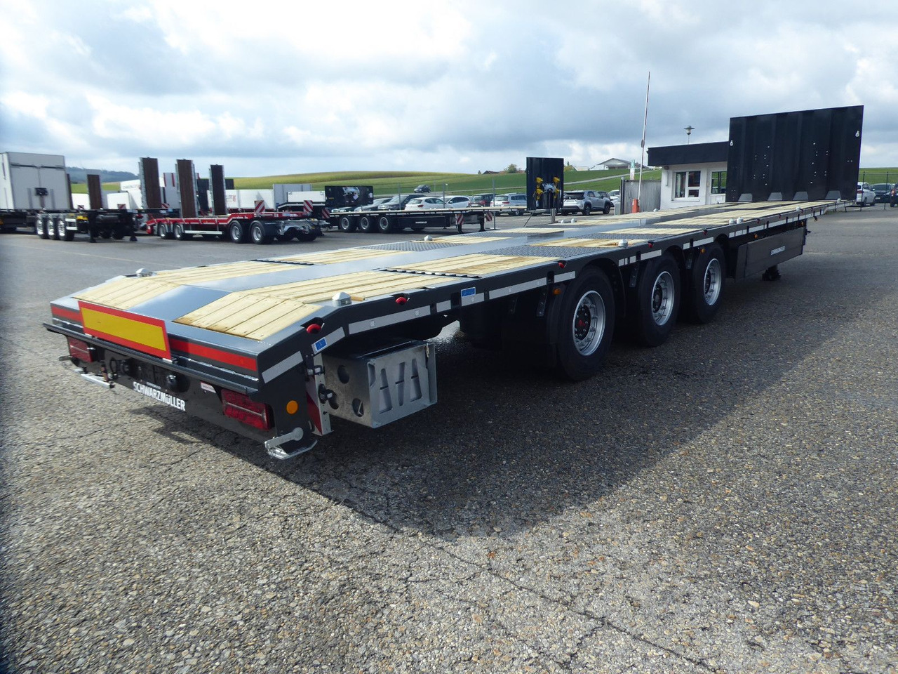 Schwarzmüller 3Achs Tele Rampen TwistLock40+2x20"SAF Lenk+Lift - 栏板式/ 平板半拖车:图3 Schwarzmüller 3Achs Tele Rampen TwistLock40+2x20"SAF Lenk+Lift - 栏板式/ 平板半拖车:图3