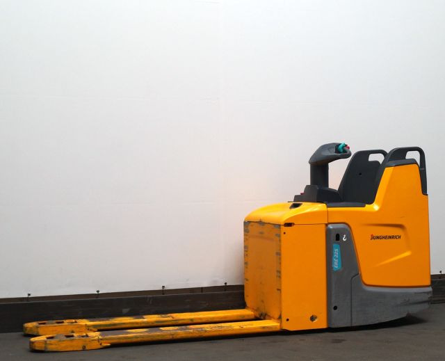 Jungheinrich ERE225 - 码垛车:图1 Jungheinrich ERE225 - 码垛车:图1
