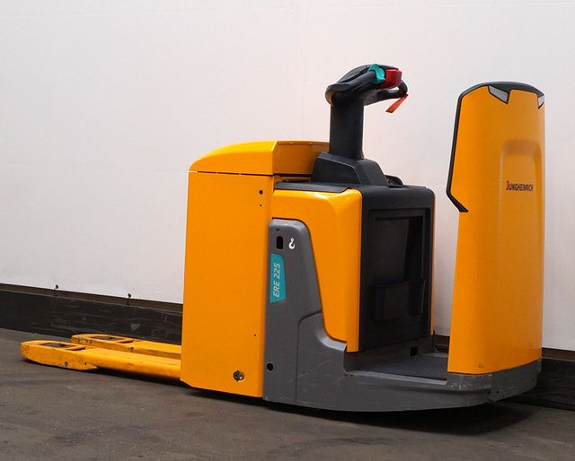 Jungheinrich ERE225 - 码垛车:图2 Jungheinrich ERE225 - 码垛车:图2