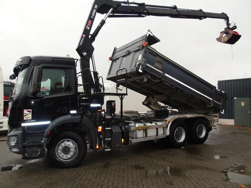 Mercedes-Benz Arocs 2643 + HIAB HIDUO 188B-3 + 6X4 + 3 SIDE TIPPER + REMOTE - 翻斗车, 起重车:图4 Mercedes-Benz Arocs 2643 + HIAB HIDUO 188B-3 + 6X4 + 3 SIDE TIPPER + REMOTE - 翻斗车, 起重车:图4