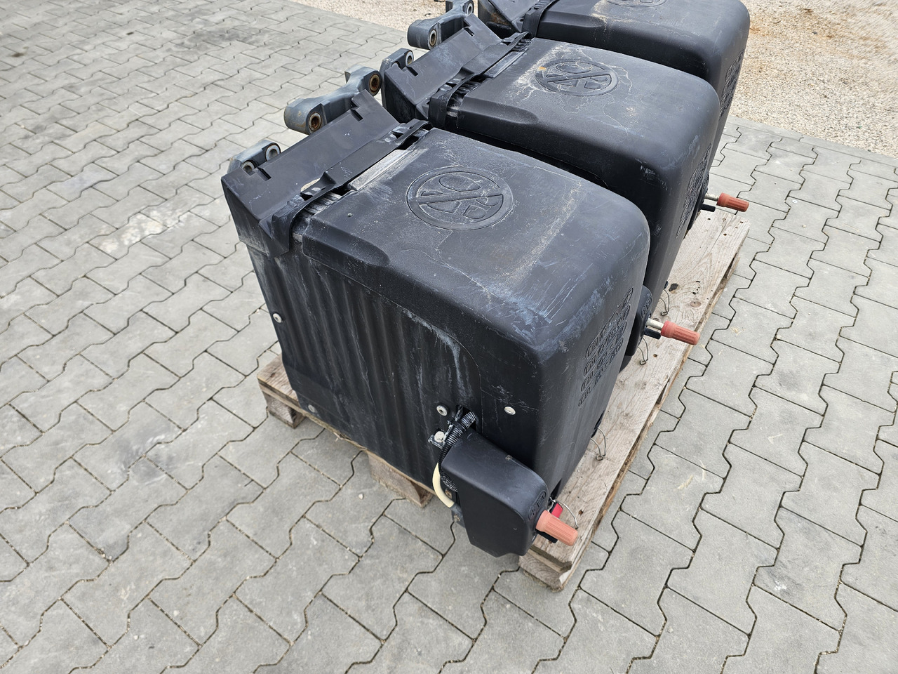 DAF XF106 EURO 6 / VERTICAL BATTERY BOX - 电池:图2 DAF XF106 EURO 6 / VERTICAL BATTERY BOX - 电池:图2