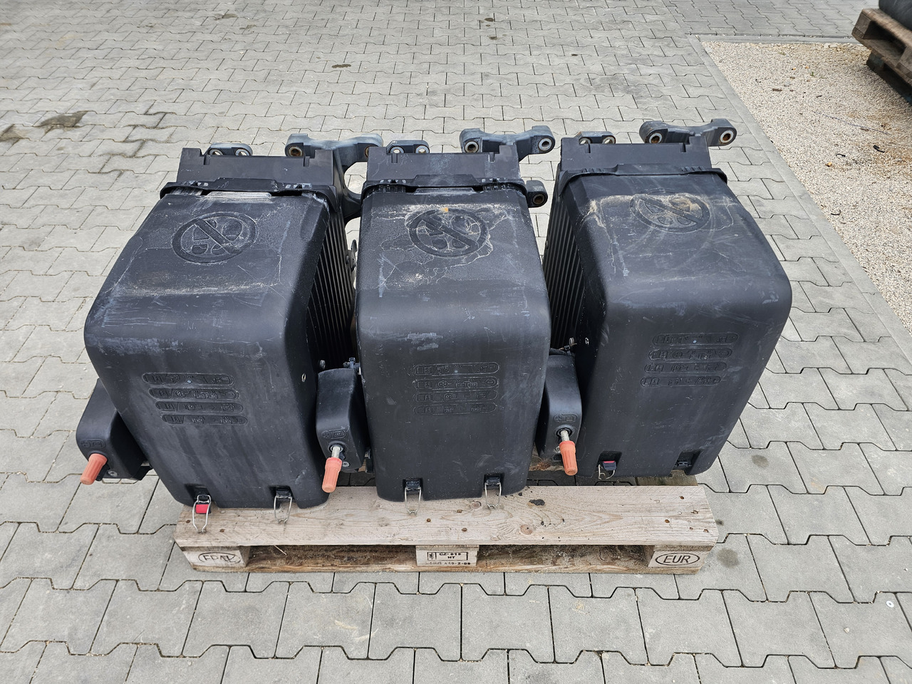 DAF XF106 EURO 6 / VERTICAL BATTERY BOX - 电池:图1 DAF XF106 EURO 6 / VERTICAL BATTERY BOX - 电池:图1