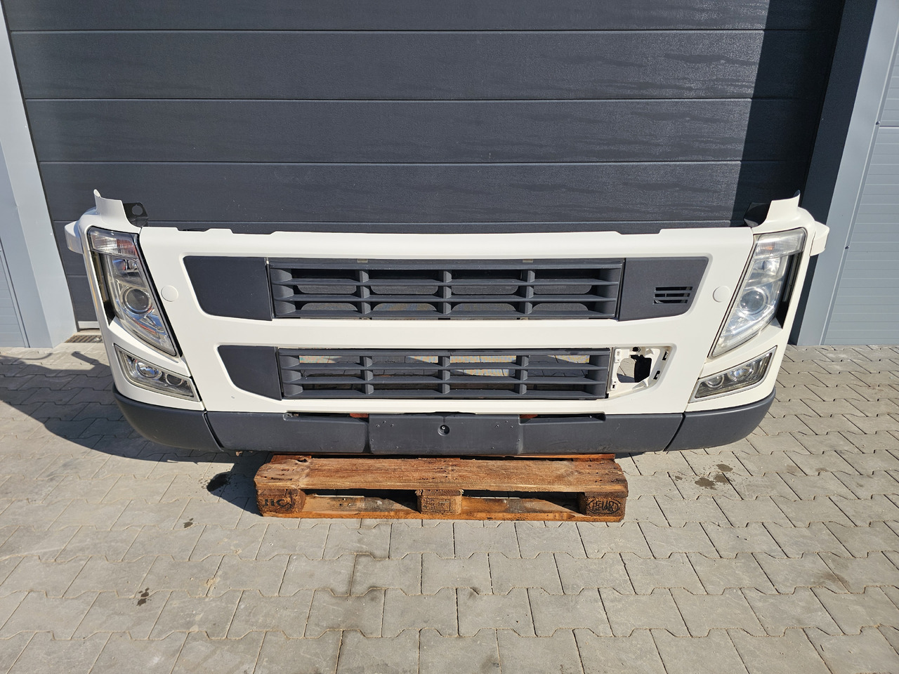 VOLVO FM3 EUR0 5 / COMPLETE BUMPER - 保险杠:图2 VOLVO FM3 EUR0 5 / COMPLETE BUMPER - 保险杠:图2