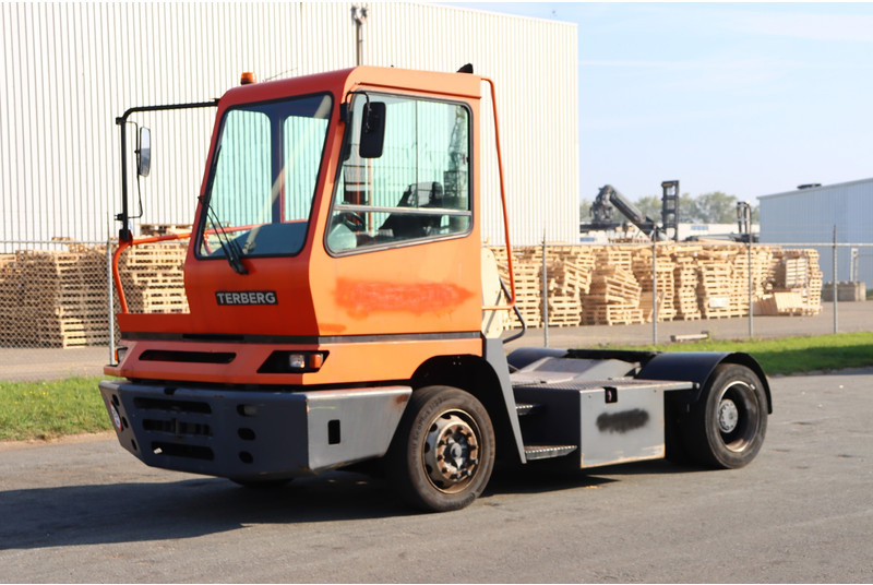 Terberg YT182 - 码头牵引车:图4 Terberg YT182 - 码头牵引车:图4