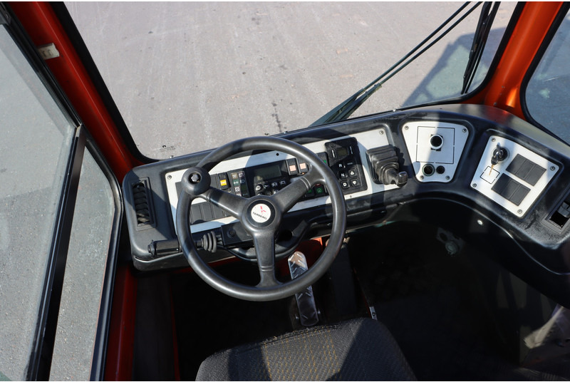 Terberg YT182 - 码头牵引车:图2 Terberg YT182 - 码头牵引车:图2