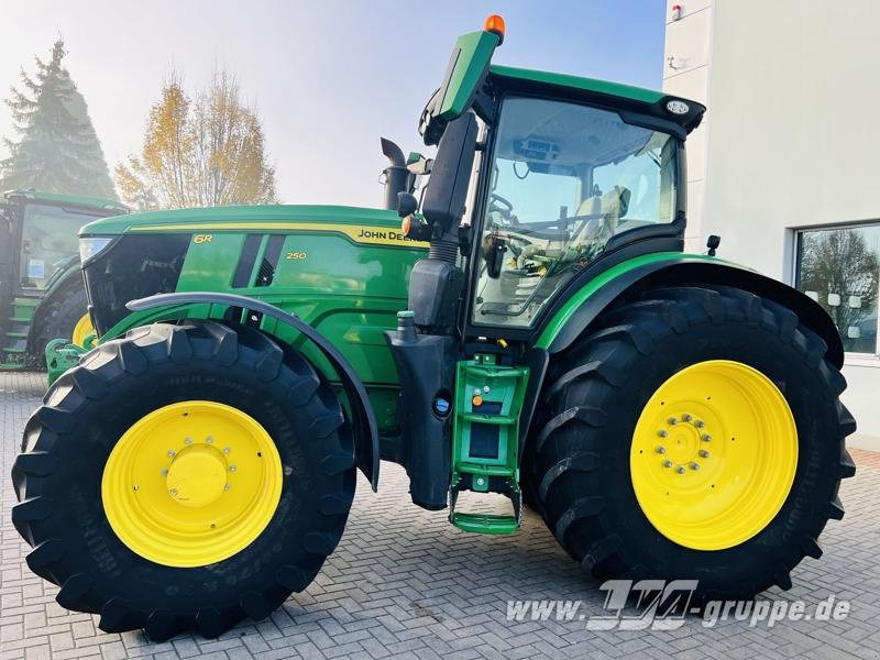 John Deere 6R 250 - 拖拉机:图3 John Deere 6R 250 - 拖拉机:图3