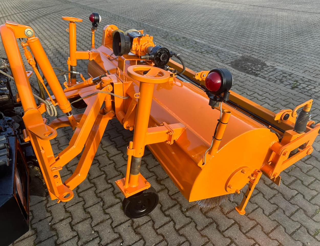 Unimog Frontanbaukehrbesen Schmidt VKS4.2 - 扫地机:图3 Unimog Frontanbaukehrbesen Schmidt VKS4.2 - 扫地机:图3