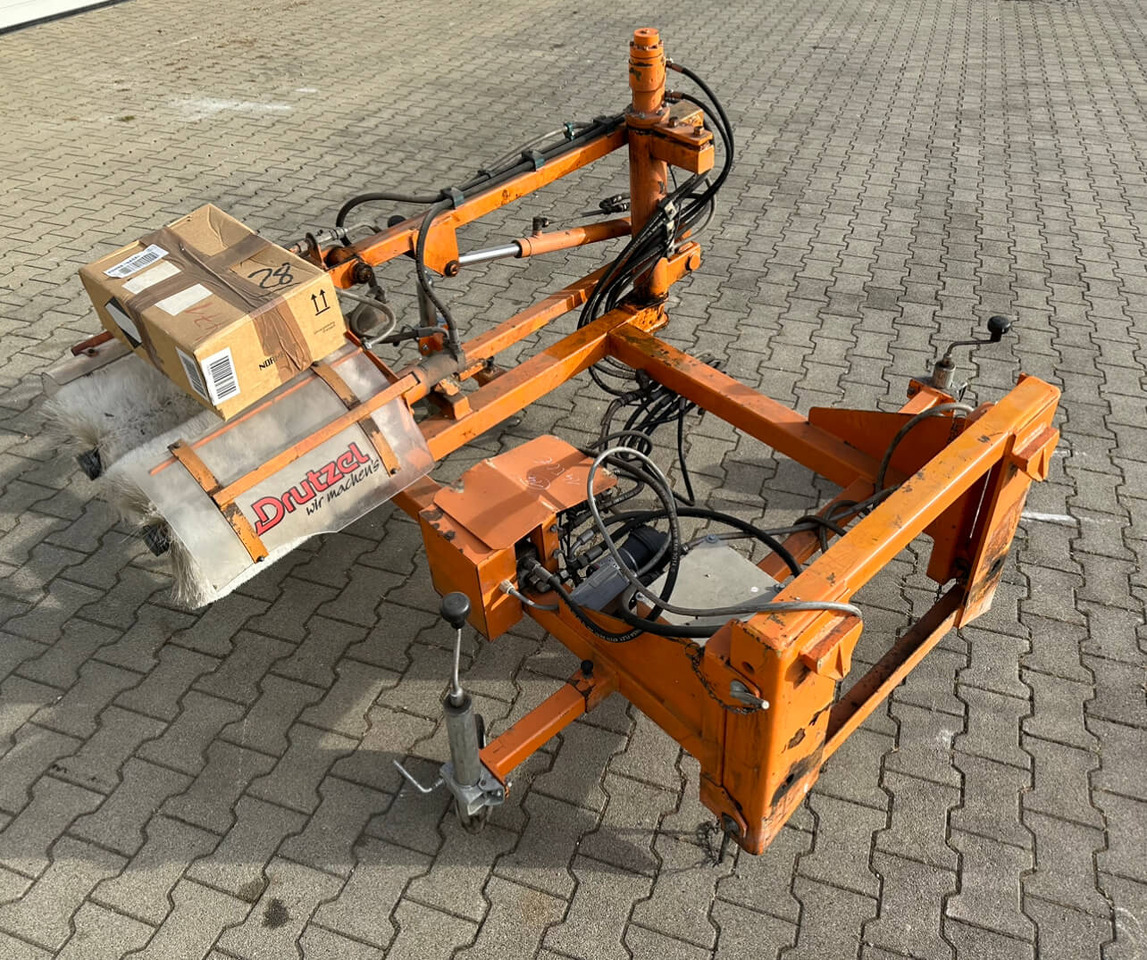 Unimog Leitpfostenwaschgerät Drutzel LWG-U-300 - 扫地机:图1 Unimog Leitpfostenwaschgerät Drutzel LWG-U-300 - 扫地机:图1