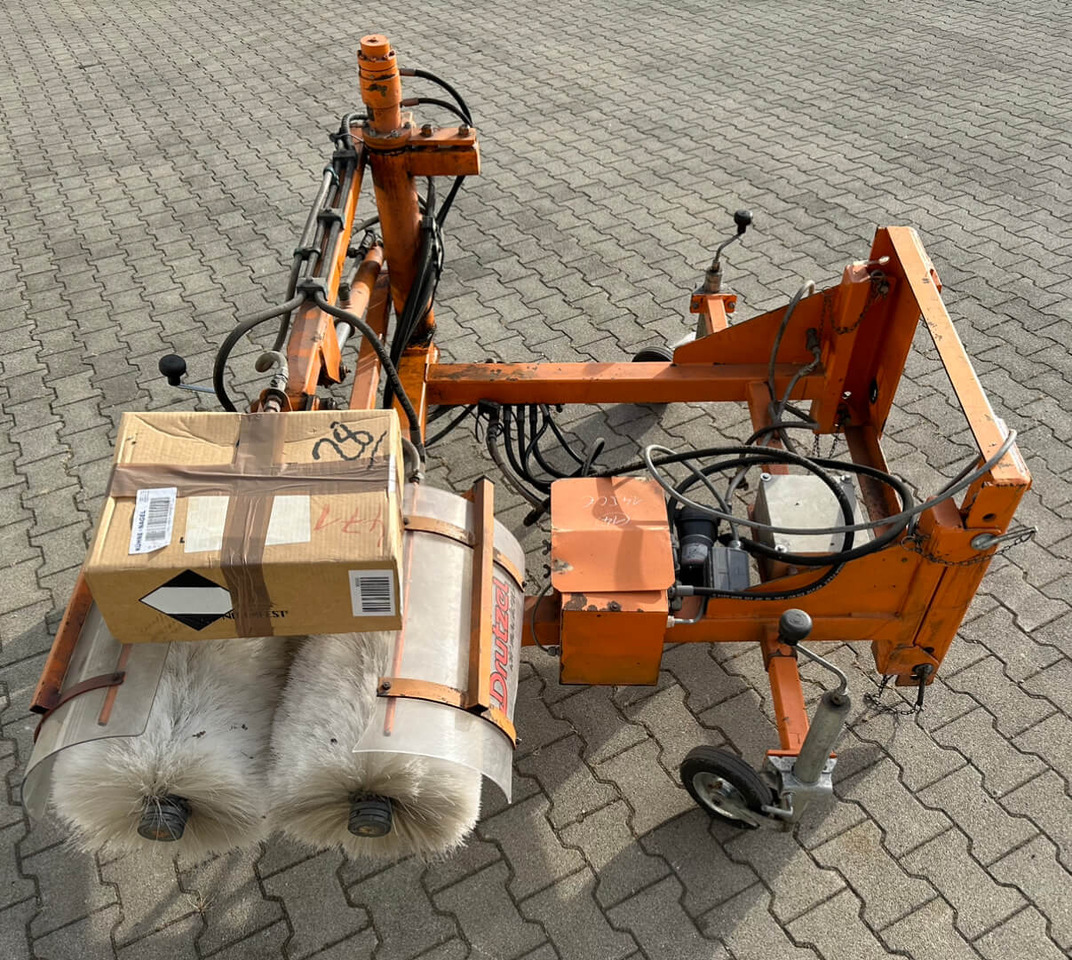 Unimog Leitpfostenwaschgerät Drutzel LWG-U-300 - 扫地机:图2 Unimog Leitpfostenwaschgerät Drutzel LWG-U-300 - 扫地机:图2