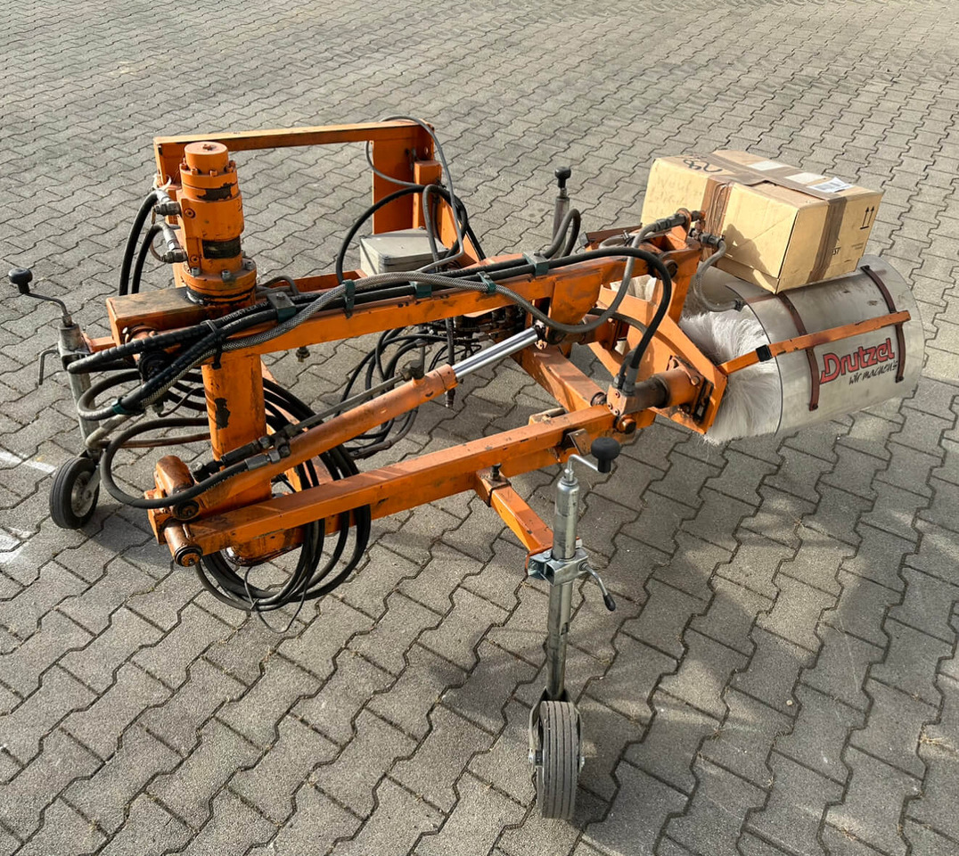 Unimog Leitpfostenwaschgerät Drutzel LWG-U-300 - 扫地机:图5 Unimog Leitpfostenwaschgerät Drutzel LWG-U-300 - 扫地机:图5