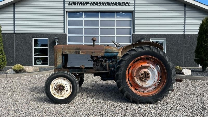 Fordson Major Motoren mangler, men mange god dele.  - 拖拉机:图1 Fordson Major Motoren mangler, men mange god dele.  - 拖拉机:图1