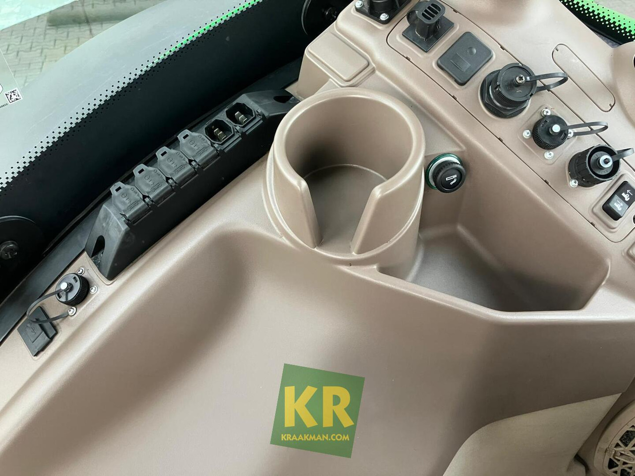 John Deere 6R 155 - 拖拉机:图3 John Deere 6R 155 - 拖拉机:图3