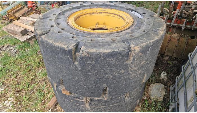 Big Vollgummi Räder 20,5 x 25 mit Volvo Felgen - 轮胎:图1 Big Vollgummi Räder 20,5 x 25 mit Volvo Felgen - 轮胎:图1