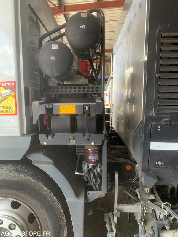 BALAYEUSE COMPOSÉE D'UN PORTEUR MERCEDES ET D'UN SYSTÈME DE BALAYAGE SCHMIDT - 道路清扫机:图2 BALAYEUSE COMPOSÉE D'UN PORTEUR MERCEDES ET D'UN SYSTÈME DE BALAYAGE SCHMIDT - 道路清扫机:图2