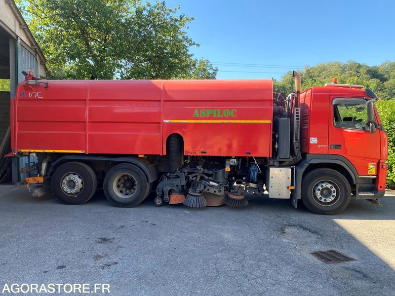 BALAYEUSE VOLVO ROUGE 6ROUES - ANNEE 2011- 298975KMS - 道路清扫机:图1 BALAYEUSE VOLVO ROUGE 6ROUES - ANNEE 2011- 298975KMS - 道路清扫机:图1