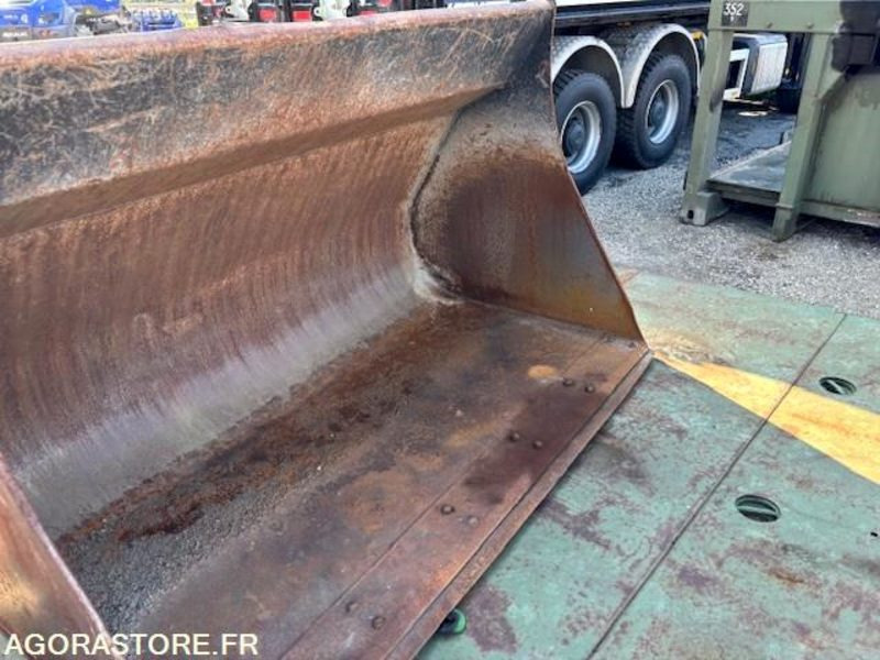 GODET DE CHARGEUR 2800 LITRES EN ATTACHE TYPE VOLVO - 装载机铲斗:图2 GODET DE CHARGEUR 2800 LITRES EN ATTACHE TYPE VOLVO - 装载机铲斗:图2