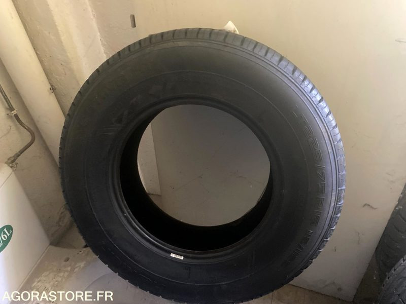 LOT DE 40 PNEUS ETE NOKIAN ROTIIVA HT LT DOT 2019 (T429321) - 轮胎:图2 LOT DE 40 PNEUS ETE NOKIAN ROTIIVA HT LT DOT 2019 (T429321) - 轮胎:图2