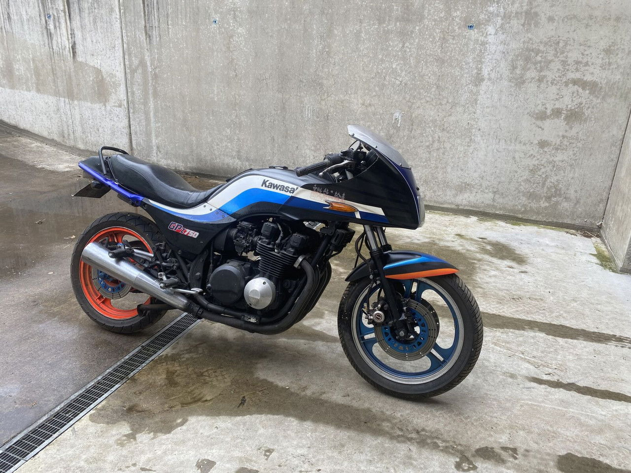 Kawasaki GPZ 750 - 摩托车:图1 Kawasaki GPZ 750 - 摩托车:图1
