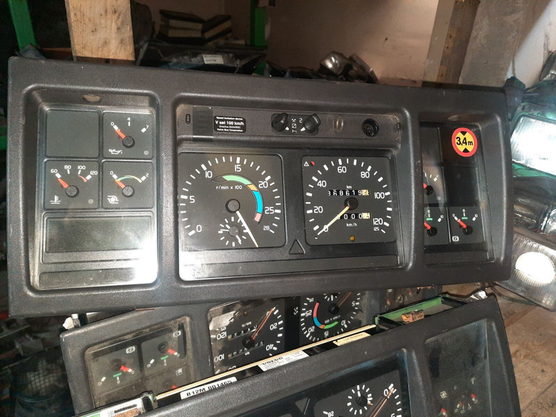 Volvo 70361832-1 . 70361831. 70329201-2 .22205475-P03. 70392912-P01/ - 仪表板:图1 Volvo 70361832-1 . 70361831. 70329201-2 .22205475-P03. 70392912-P01/ - 仪表板:图1