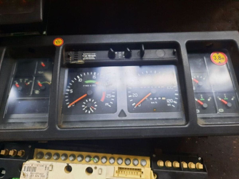Volvo 70361832-1 . 70361831. 70329201-2 .22205475-P03. 70392912-P01/ - 仪表板:图4 Volvo 70361832-1 . 70361831. 70329201-2 .22205475-P03. 70392912-P01/ - 仪表板:图4