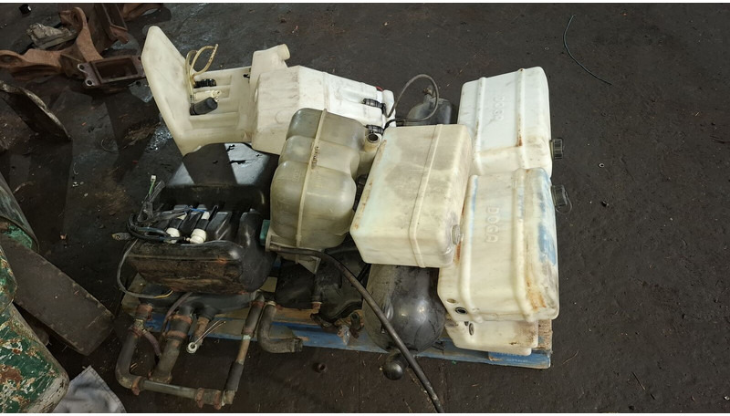 Volvo Scani - 膨胀水箱:图4 Volvo Scani - 膨胀水箱:图4