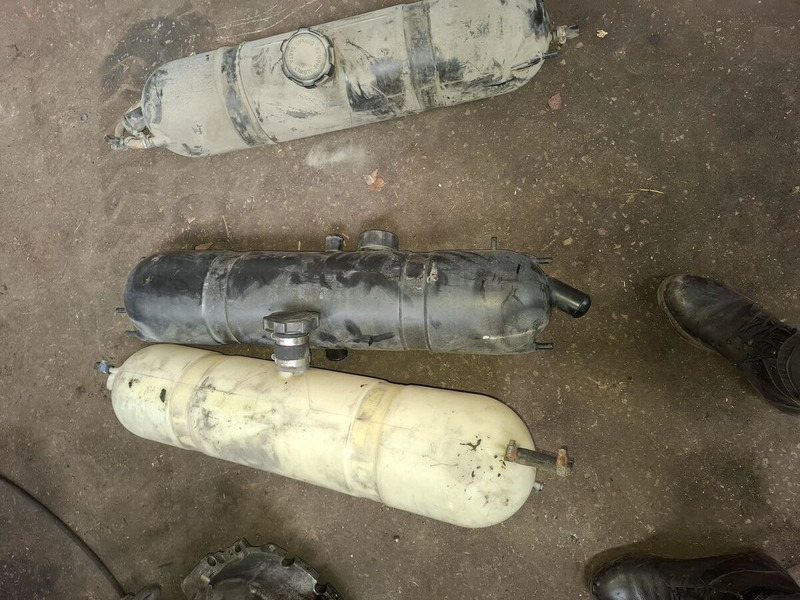 Volvo Scani - 膨胀水箱:图3 Volvo Scani - 膨胀水箱:图3