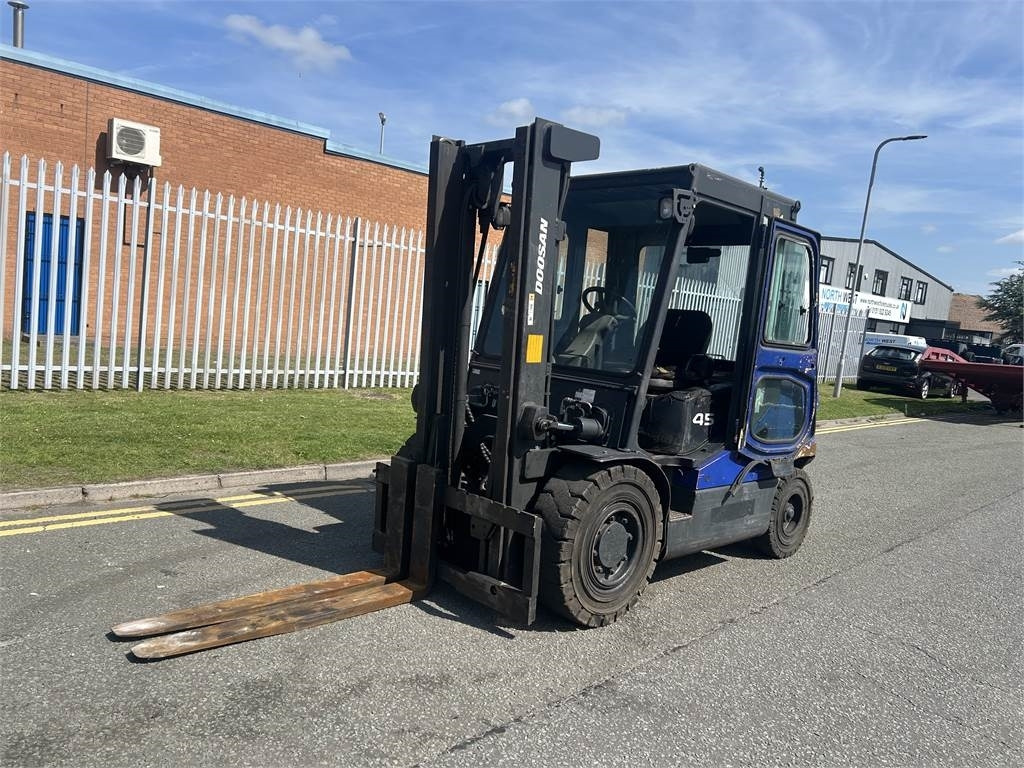 Doosan D45SC-5 - 柴油叉车:图2 Doosan D45SC-5 - 柴油叉车:图2