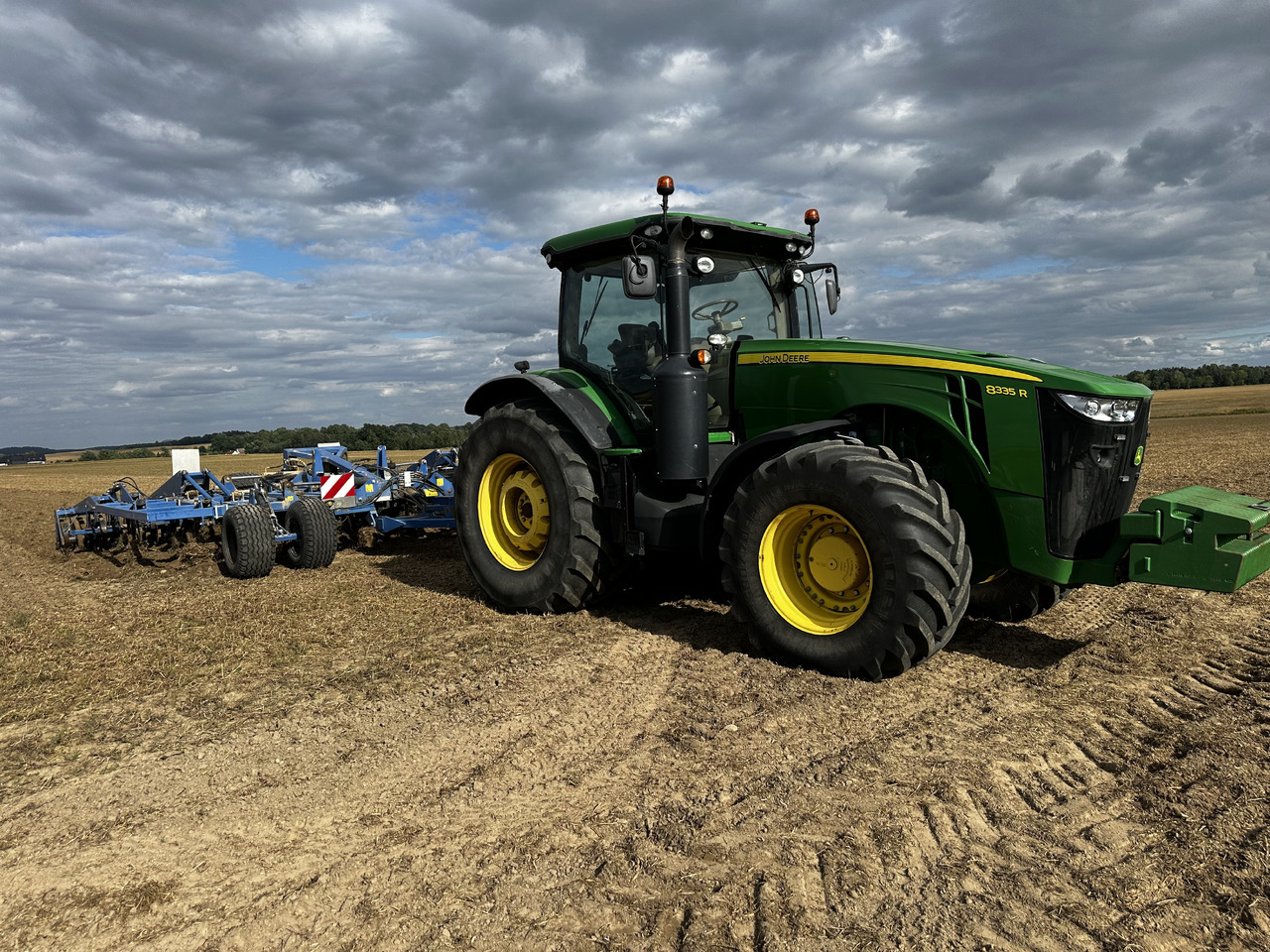 John Deere 8335 R AutoPower 50 km/h 370 PS - 拖拉机:图2 John Deere 8335 R AutoPower 50 km/h 370 PS - 拖拉机:图2